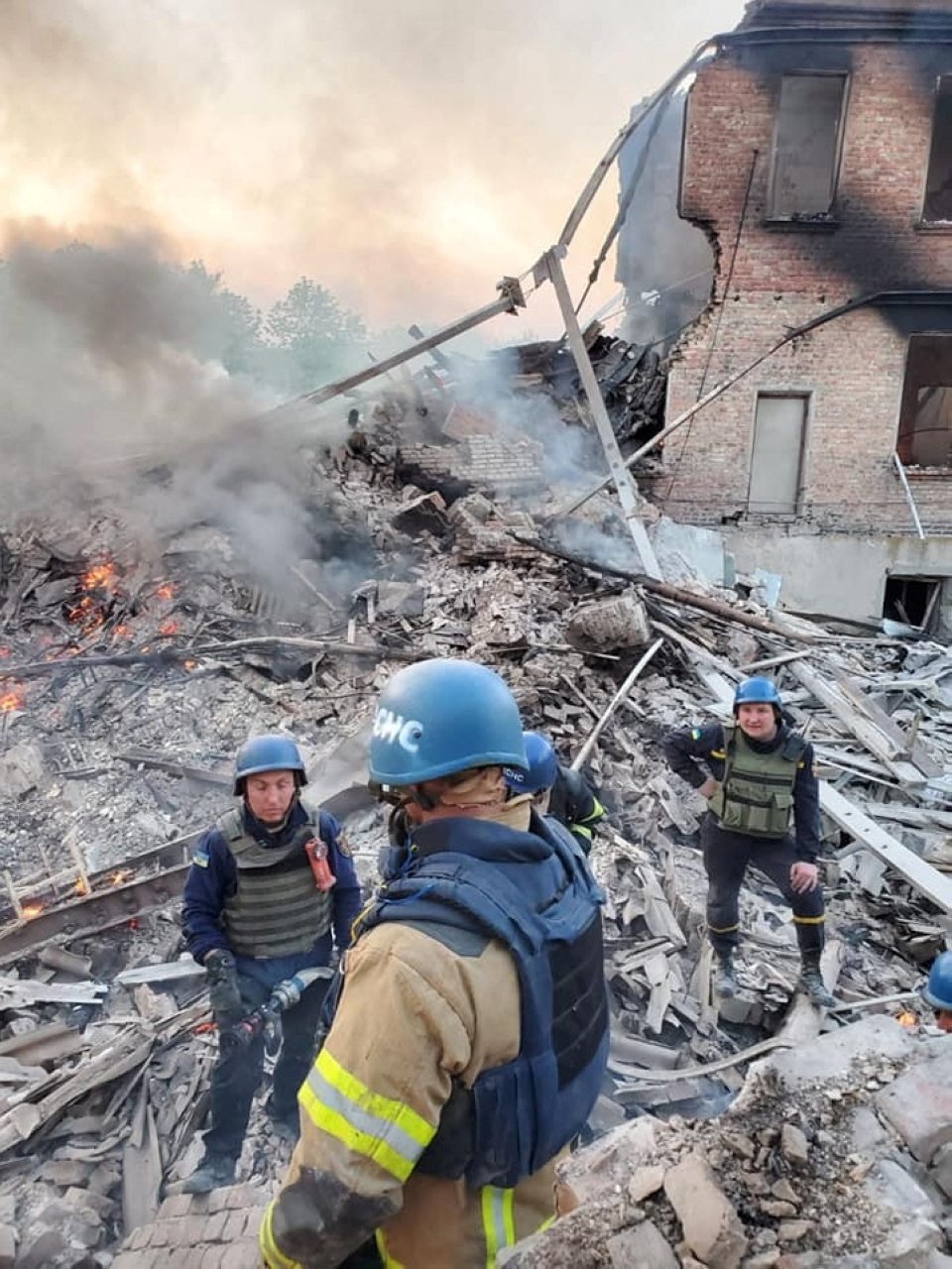 Serangan Udara Rusia Di Sebuah Sekolah Tempat Berlindung Di Luhansk Ukraina Tewaskan 60 Orang